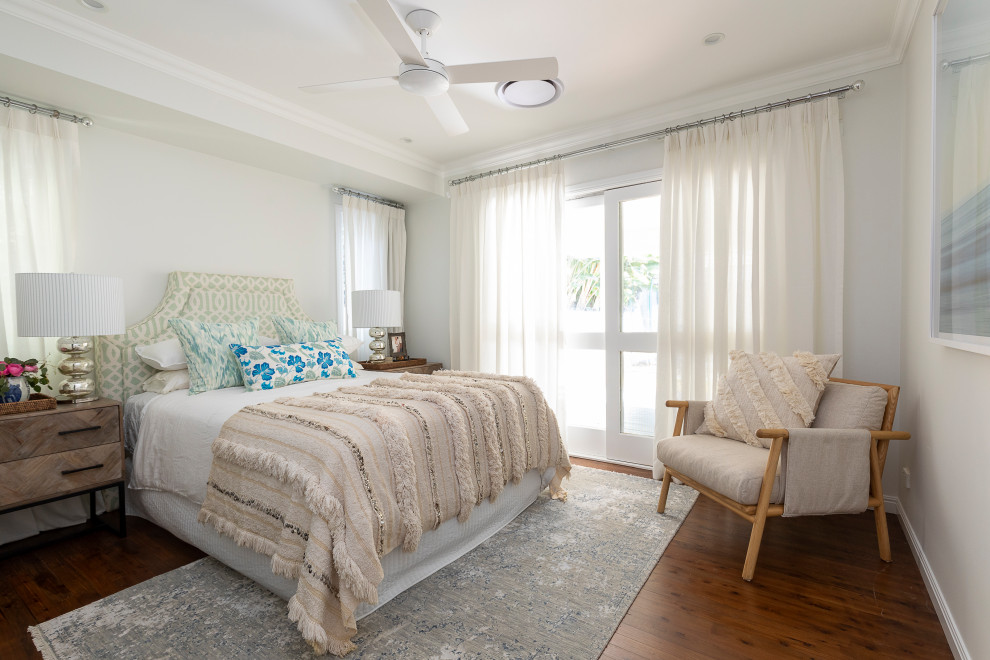 Стильный дизайн: хозяйская спальня среднего размера в стиле неоклассика (современная классика) с серыми стенами и коричневым полом - последний тренд