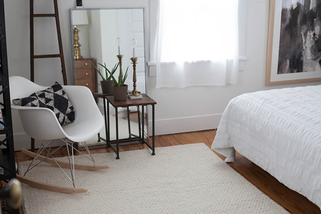 Foto de dormitorio principal bohemio pequeño sin chimenea con paredes blancas y suelo de madera en tonos medios