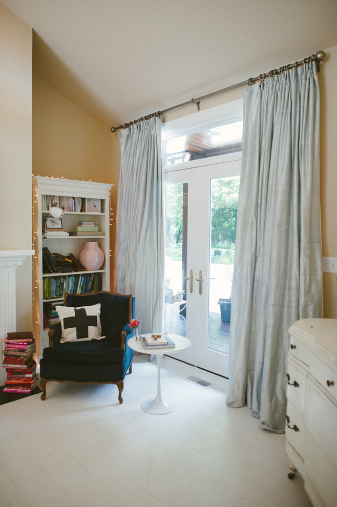 Ejemplo de dormitorio principal ecléctico de tamaño medio sin chimenea con paredes beige y moqueta