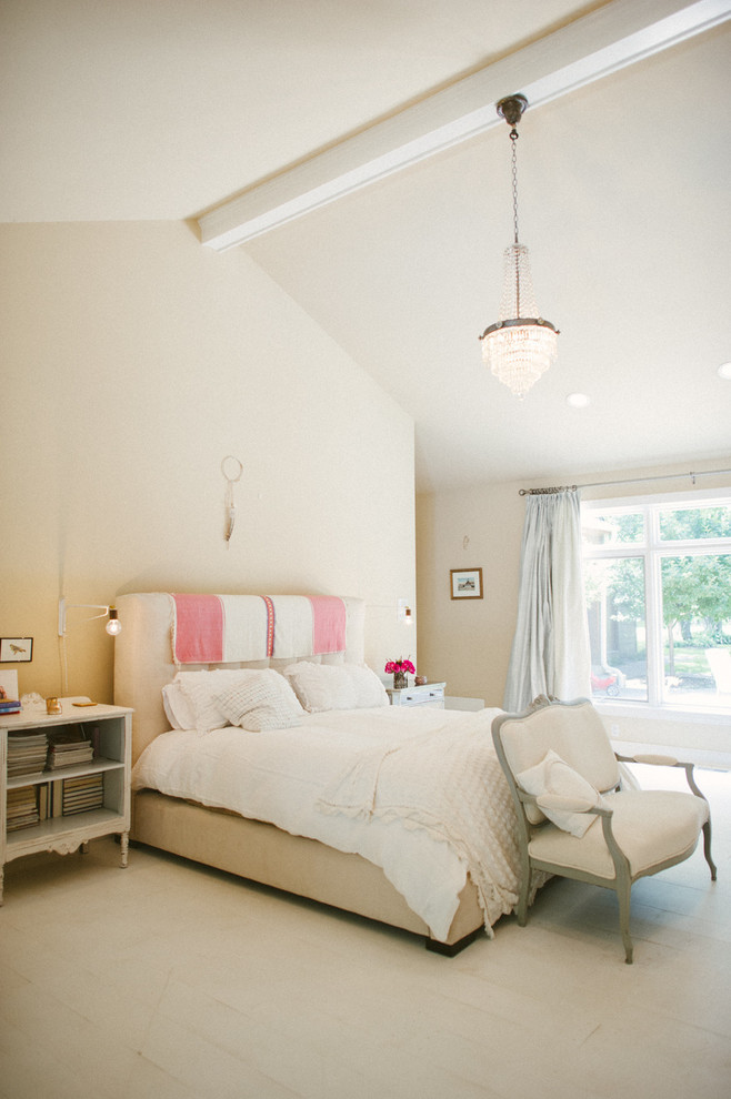 Immagine di una camera matrimoniale boho chic di medie dimensioni con pareti beige, moquette e nessun camino