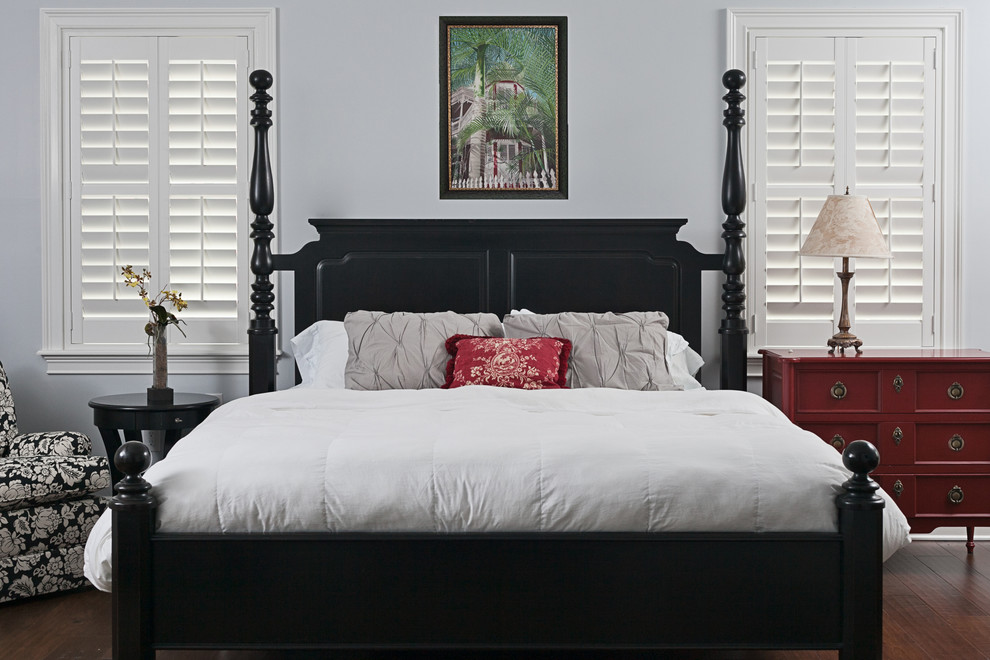 Стильный дизайн: хозяйская спальня среднего размера в классическом стиле с темным паркетным полом и серыми стенами - последний тренд