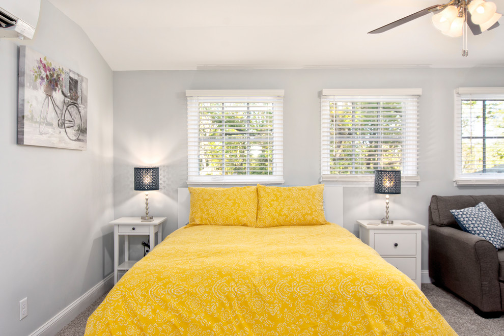 Foto di una piccola camera degli ospiti american style con pareti grigie, moquette e pavimento beige