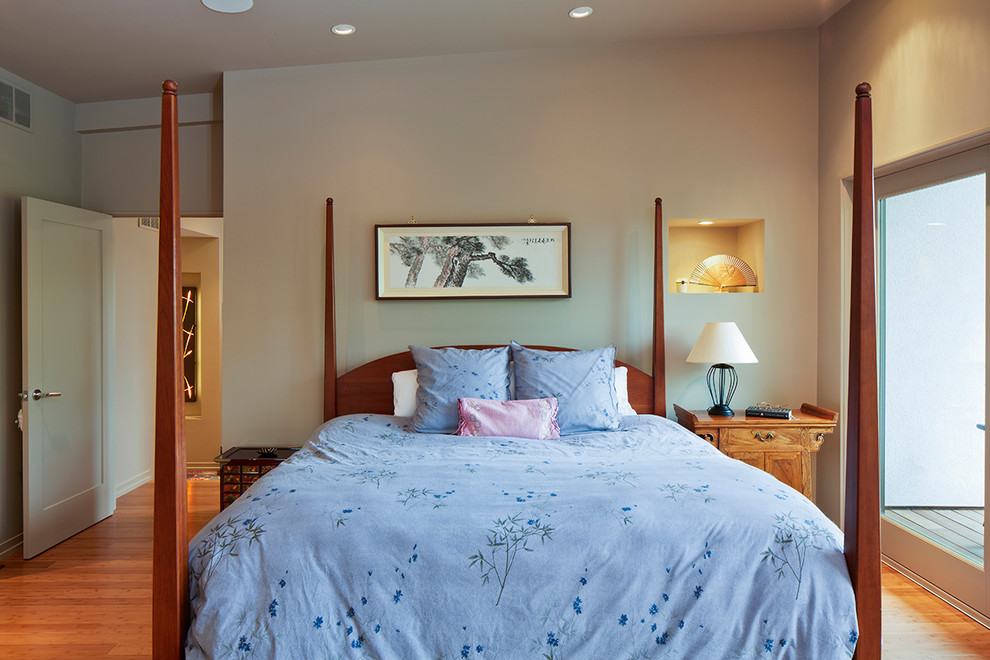 Diseño de dormitorio principal contemporáneo de tamaño medio sin chimenea con paredes beige, suelo de bambú y suelo beige