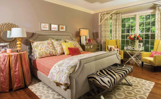 На фото: хозяйская спальня среднего размера в стиле фьюжн с коричневыми стенами и паркетным полом среднего тона без камина с