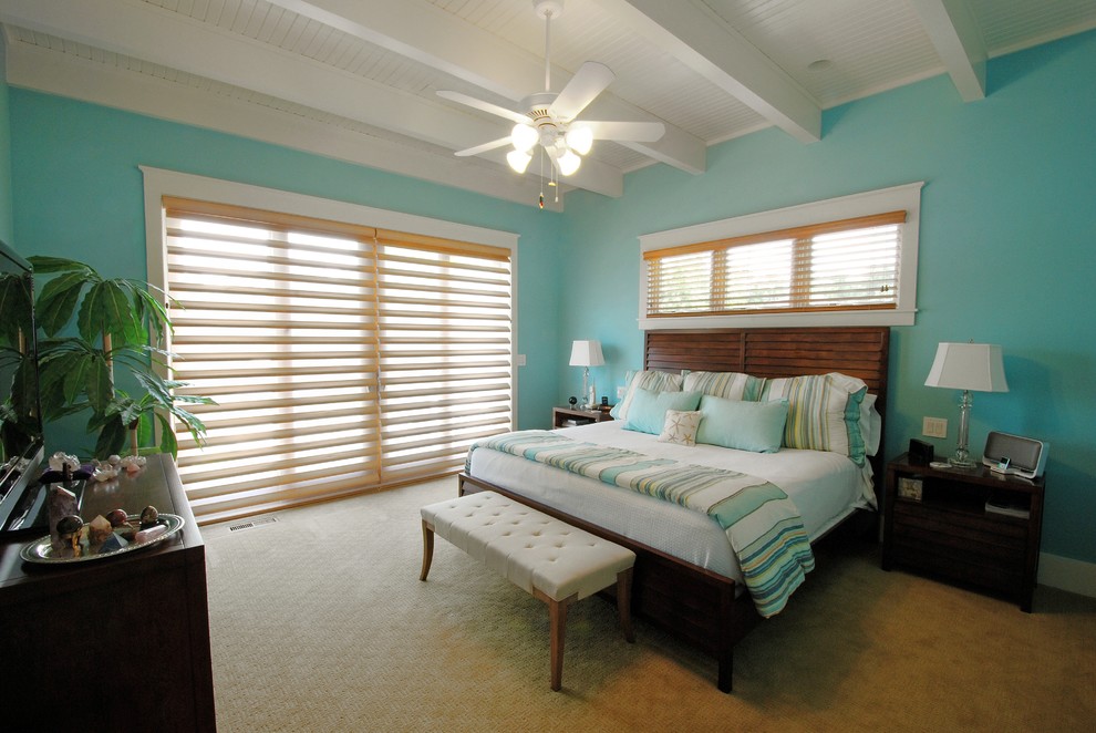 Idee per una camera matrimoniale costiera di medie dimensioni con pareti blu, moquette e pavimento beige