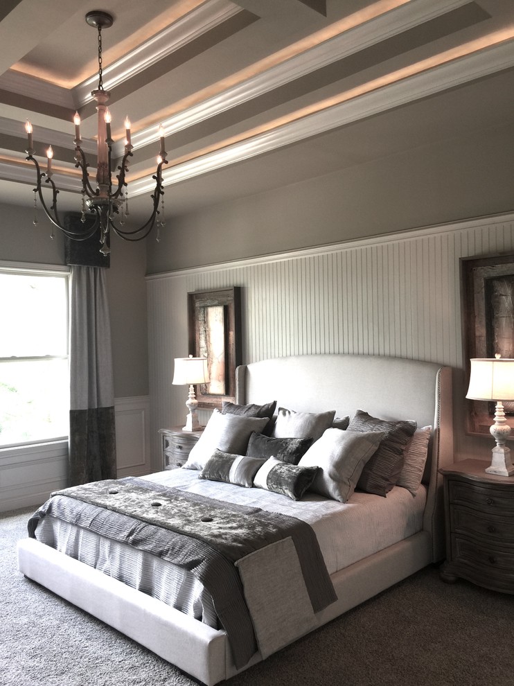На фото: хозяйская спальня среднего размера в стиле неоклассика (современная классика) с серыми стенами и ковровым покрытием без камина