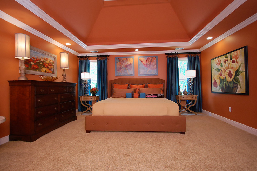 Großes Klassisches Hauptschlafzimmer ohne Kamin mit roter Wandfarbe und Teppichboden in Louisville
