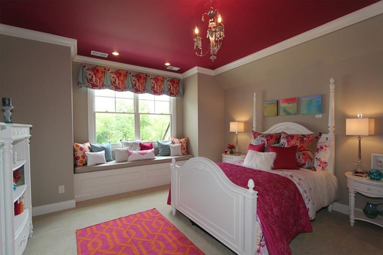シンシナティにある中くらいなトランジショナルスタイルのおしゃれな客用寝室 (ベージュの壁、セラミックタイルの床)