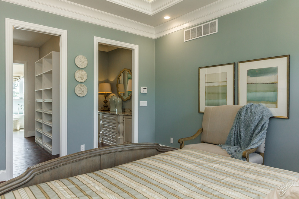 Imagen de dormitorio principal mediterráneo grande con paredes azules y suelo de madera en tonos medios