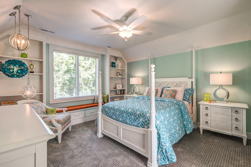 シンシナティにある広いトランジショナルスタイルのおしゃれな客用寝室 (青い壁、カーペット敷き、暖炉なし、茶色い床) のインテリア