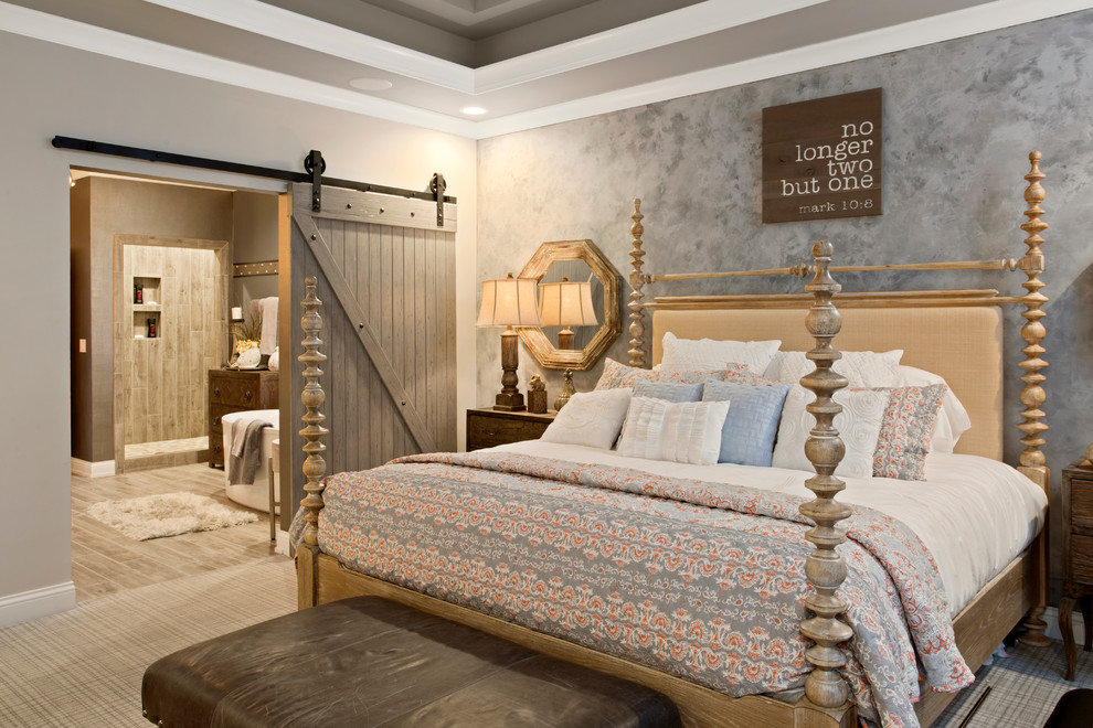 Источник вдохновения для домашнего уюта: хозяйская спальня среднего размера в стиле кантри с серыми стенами, ковровым покрытием и бежевым полом