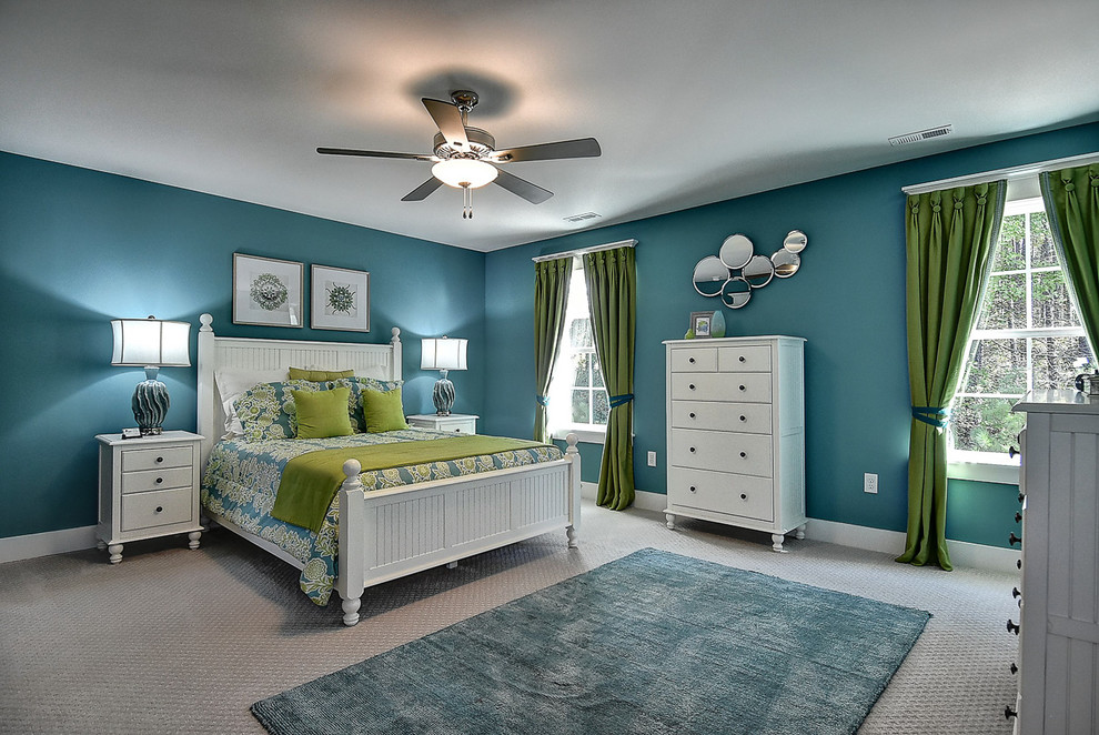 Exemple d'une grande chambre chic avec un mur bleu, aucune cheminée et un sol gris.