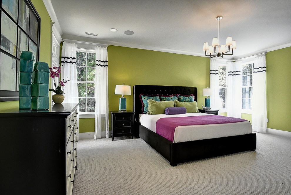 На фото: большая хозяйская спальня в стиле неоклассика (современная классика) с зелеными стенами, ковровым покрытием и серым полом без камина