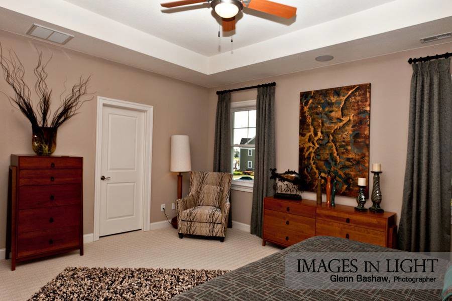Ejemplo de habitación de invitados de estilo americano de tamaño medio con paredes beige y moqueta