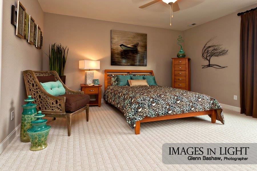 Стильный дизайн: гостевая спальня среднего размера, (комната для гостей) в стиле кантри с бежевыми стенами и ковровым покрытием - последний тренд