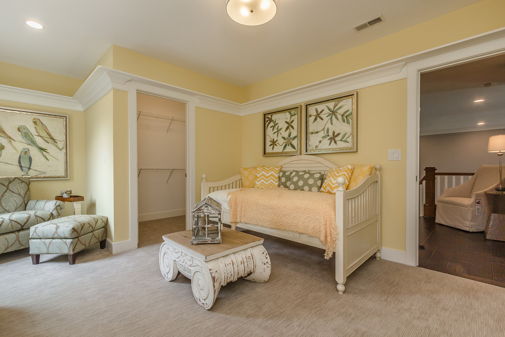 Immagine di una camera degli ospiti chic di medie dimensioni con pareti gialle e moquette