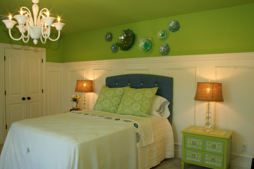Immagine di una camera degli ospiti tradizionale di medie dimensioni con pareti verdi e moquette