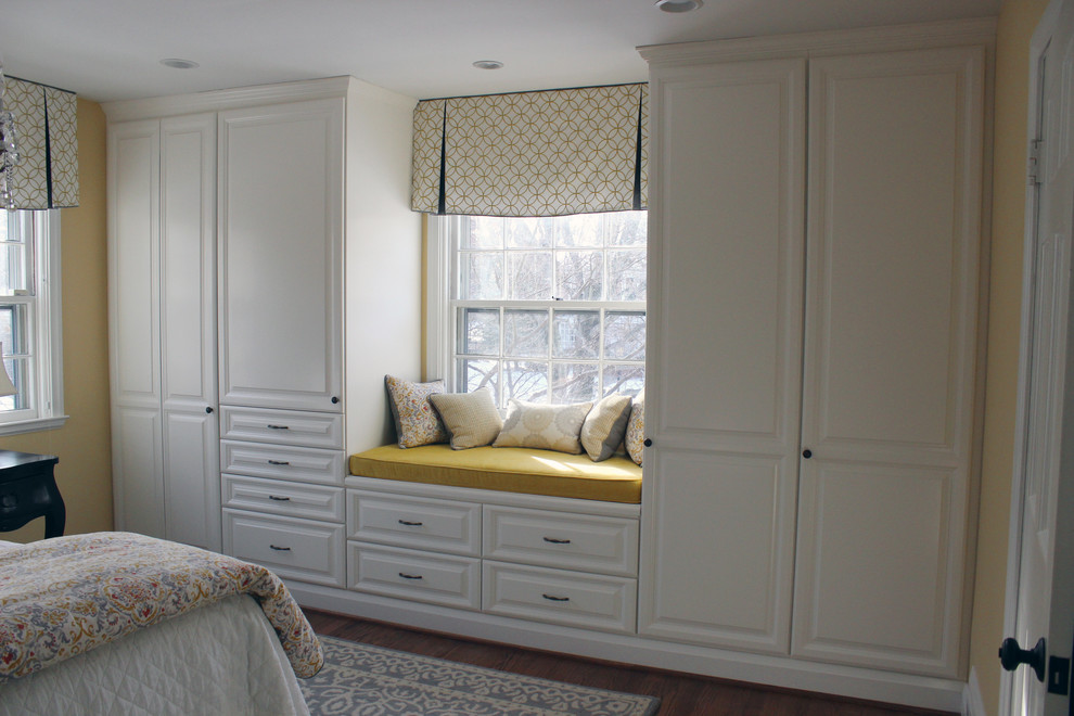 Kleines Klassisches Hauptschlafzimmer mit gelber Wandfarbe und braunem Holzboden in Baltimore