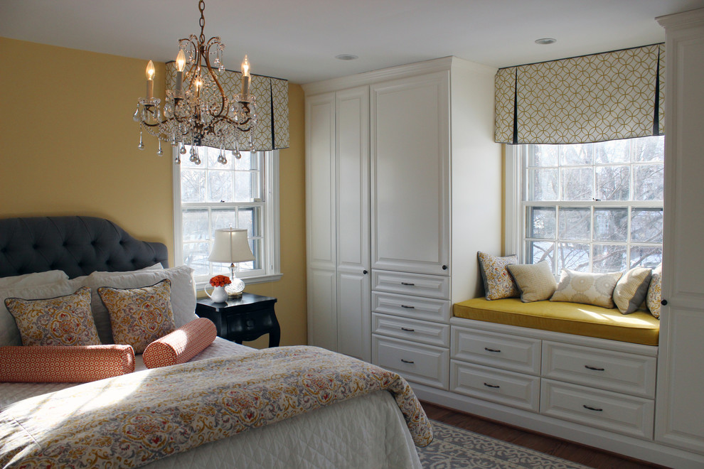 ボルチモアにある小さなトランジショナルスタイルのおしゃれな主寝室 (黄色い壁、無垢フローリング、照明) のレイアウト