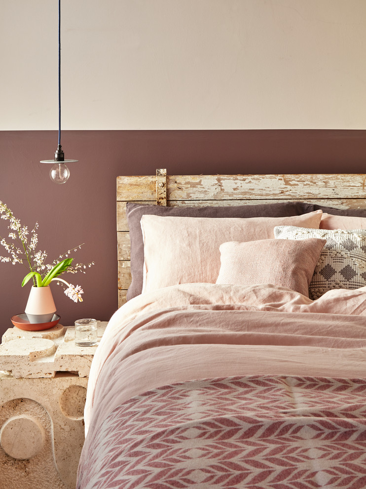 Diseño de dormitorio retro con paredes rosas