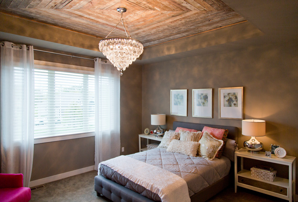 Идея дизайна: большая хозяйская спальня в стиле неоклассика (современная классика) с коричневыми стенами, ковровым покрытием и коричневым полом