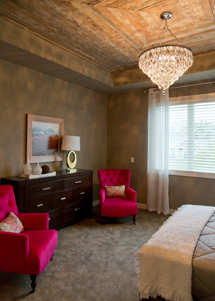 На фото: большая хозяйская спальня в стиле фьюжн с коричневыми стенами, ковровым покрытием и коричневым полом с