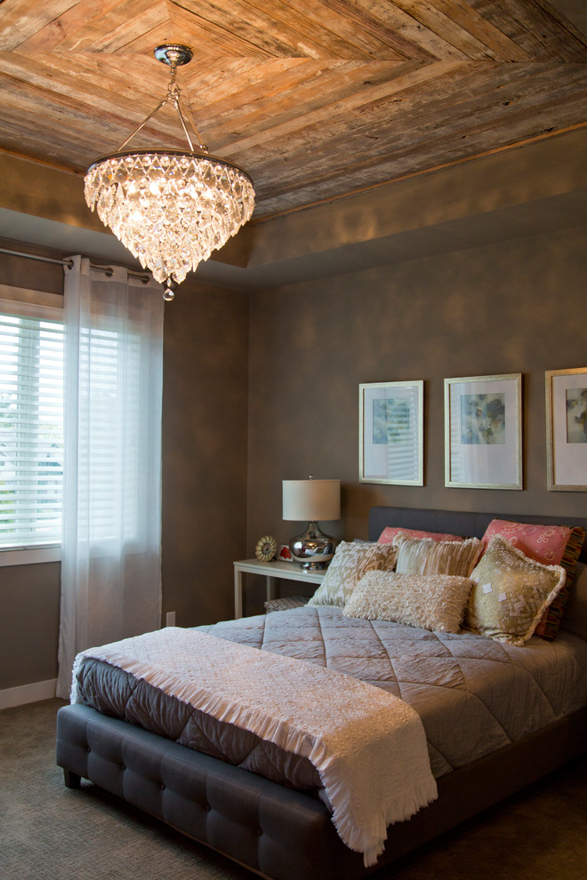 На фото: большая хозяйская спальня в стиле фьюжн с коричневыми стенами, ковровым покрытием и коричневым полом