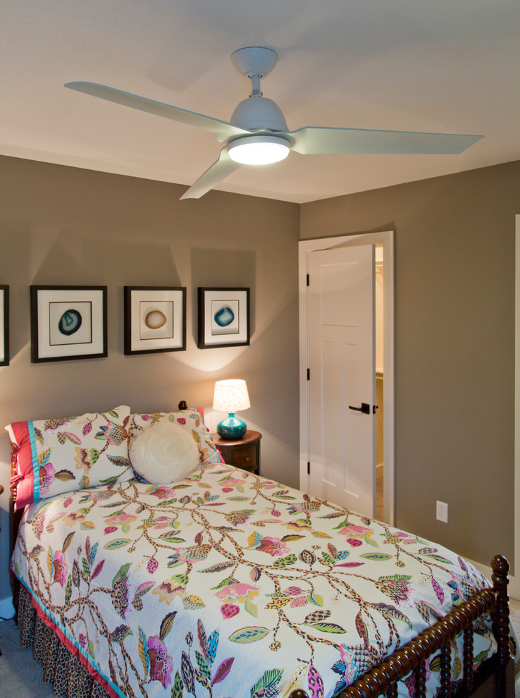 Imagen de habitación de invitados ecléctica de tamaño medio con paredes beige, moqueta y suelo beige