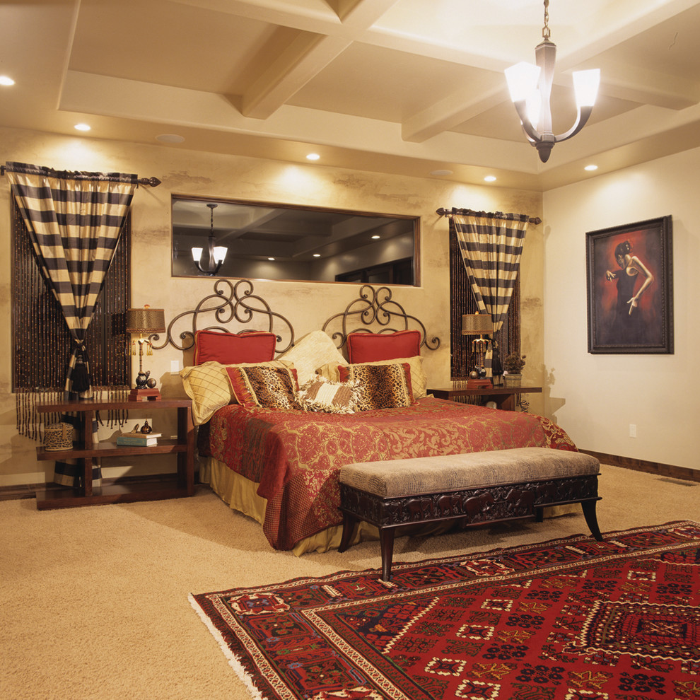 Foto di una grande camera matrimoniale mediterranea con pareti beige, moquette e camino lineare Ribbon