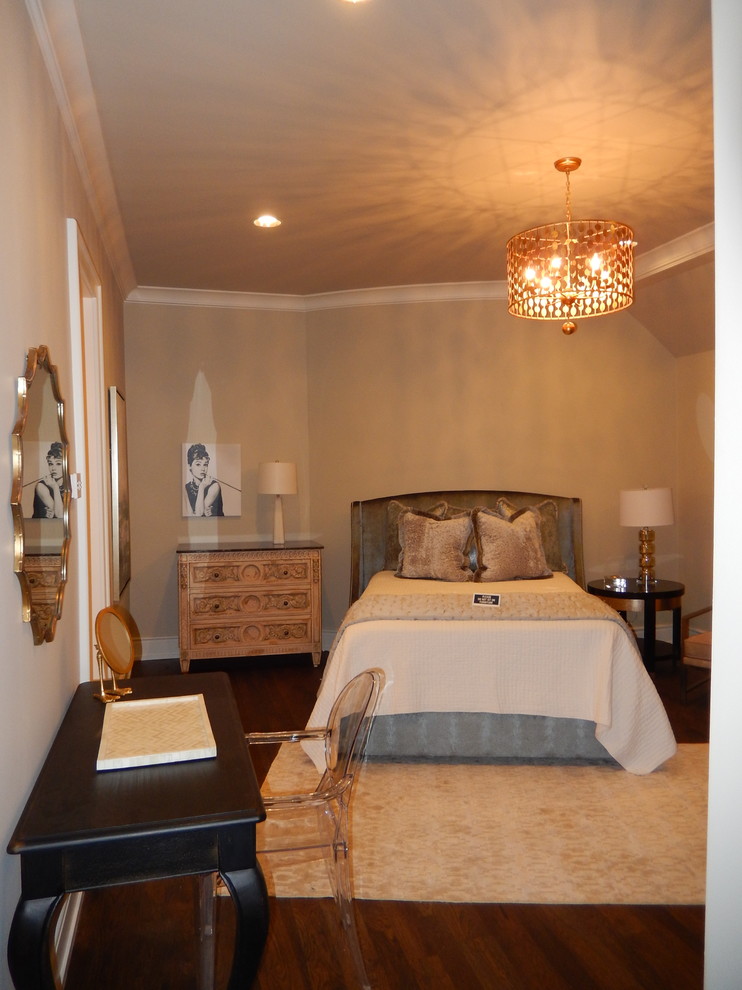カンザスシティにある広いトランジショナルスタイルのおしゃれな客用寝室 (ベージュの壁、濃色無垢フローリング) のレイアウト