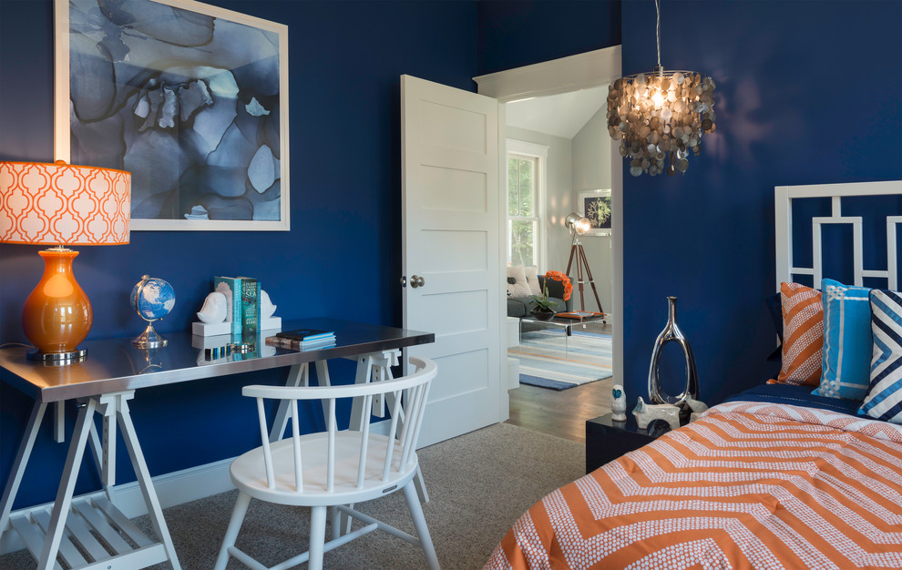 Immagine di una camera da letto stile marino con pareti blu