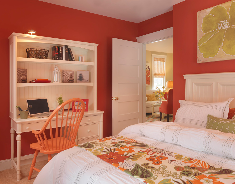 Immagine di una piccola camera matrimoniale minimal con pareti rosse e moquette