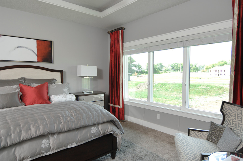 Exemple d'une chambre chic de taille moyenne avec un mur gris, aucune cheminée et un sol gris.