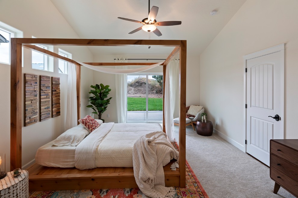 Diseño de dormitorio principal vintage de tamaño medio con paredes blancas, moqueta y suelo gris