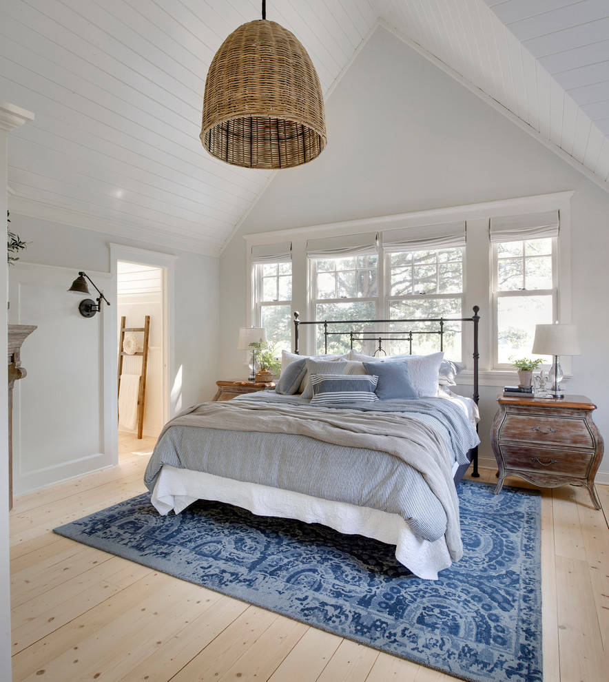 Aménagement d'une chambre parentale campagne de taille moyenne avec un mur blanc et un manteau de cheminée en bois.