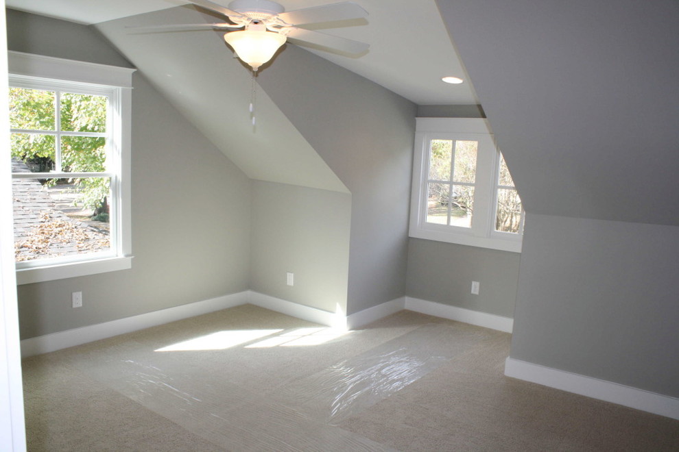 Стильный дизайн: хозяйская спальня среднего размера в классическом стиле с серыми стенами и ковровым покрытием без камина - последний тренд