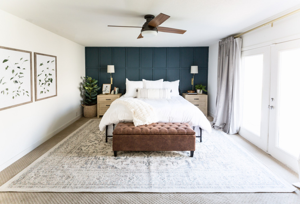 フェニックスにある中くらいなカントリー風のおしゃれな主寝室 (白い壁、カーペット敷き、ベージュの床、パネル壁、アクセントウォール) のレイアウト