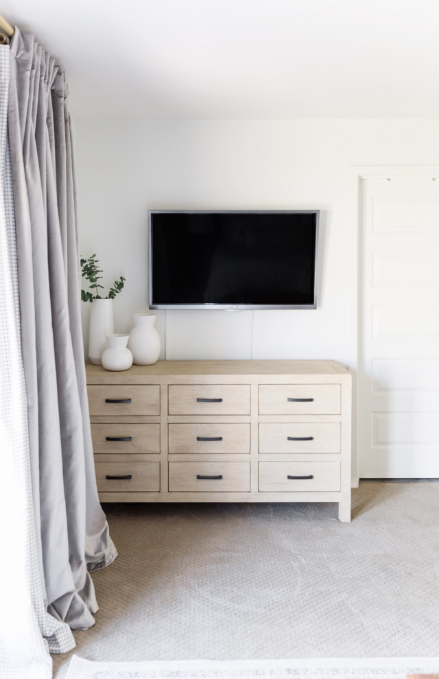 Foto de dormitorio principal campestre de tamaño medio con paredes blancas, moqueta y suelo beige