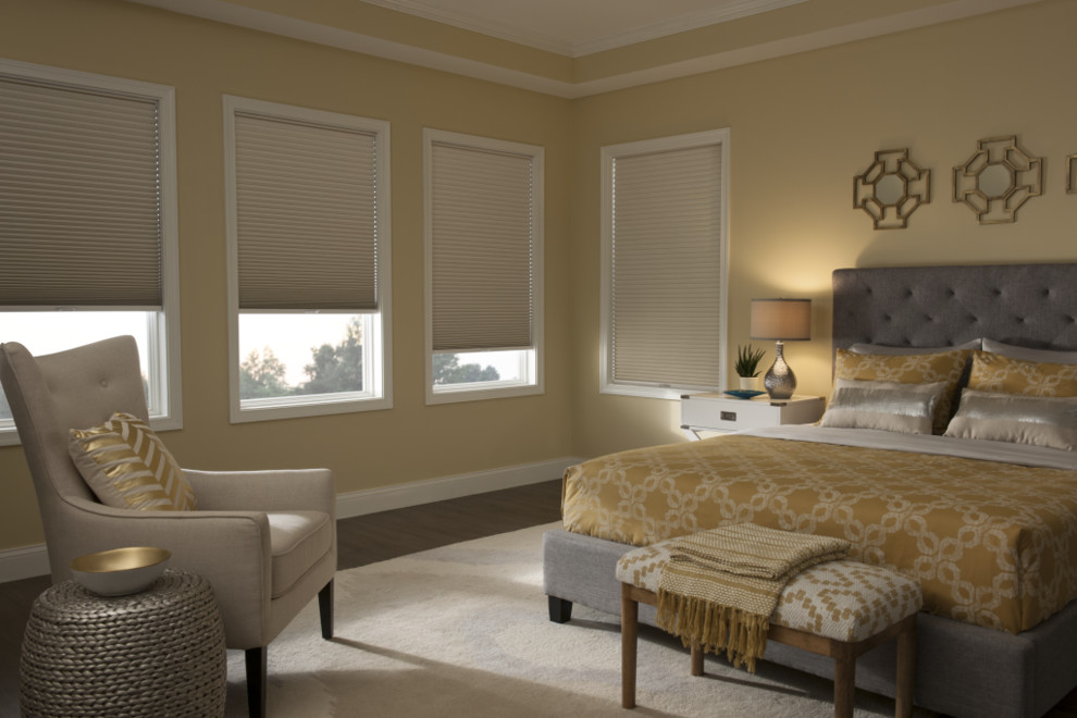 Идея дизайна: большая хозяйская спальня в классическом стиле с желтыми стенами, ковровым покрытием и коричневым полом без камина