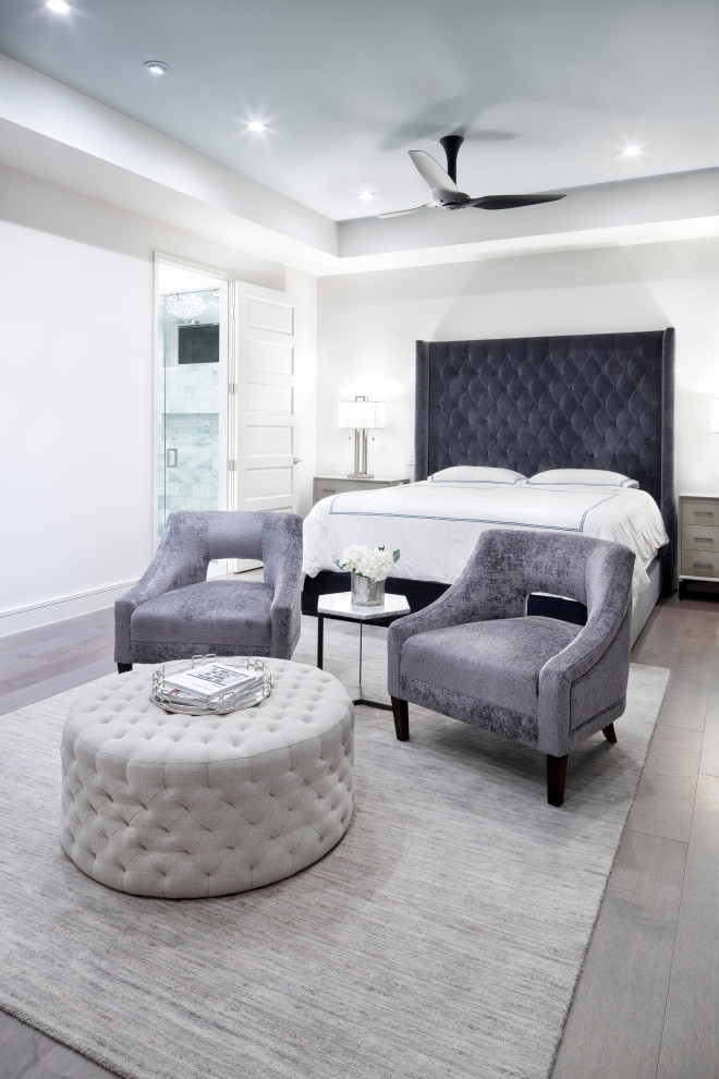 Großes Landhaus Hauptschlafzimmer ohne Kamin mit weißer Wandfarbe, braunem Holzboden und grauem Boden in Austin