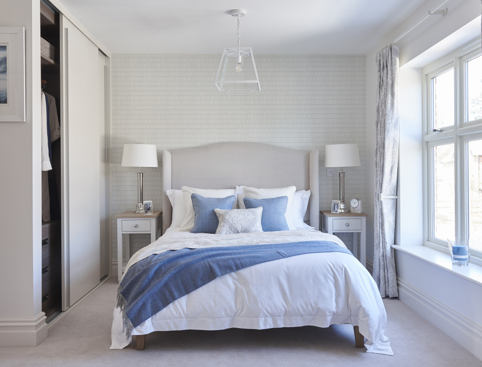 Klassisches Schlafzimmer mit weißer Wandfarbe, Teppichboden und grauem Boden in Buckinghamshire