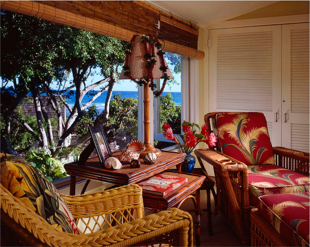 Modelo de habitación de invitados tropical de tamaño medio sin chimenea con paredes beige y moqueta