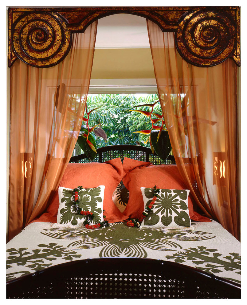 Immagine di una camera degli ospiti tropicale di medie dimensioni con pareti gialle