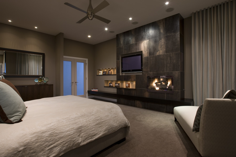 Diseño de dormitorio televisión actual con paredes grises