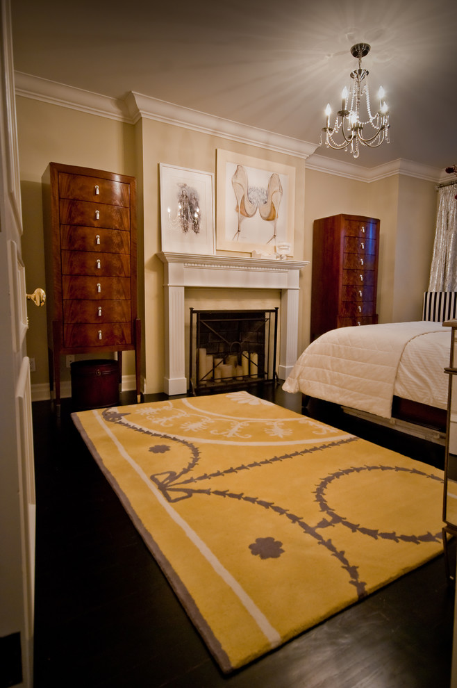 Источник вдохновения для домашнего уюта: хозяйская спальня в классическом стиле с бежевыми стенами и стандартным камином