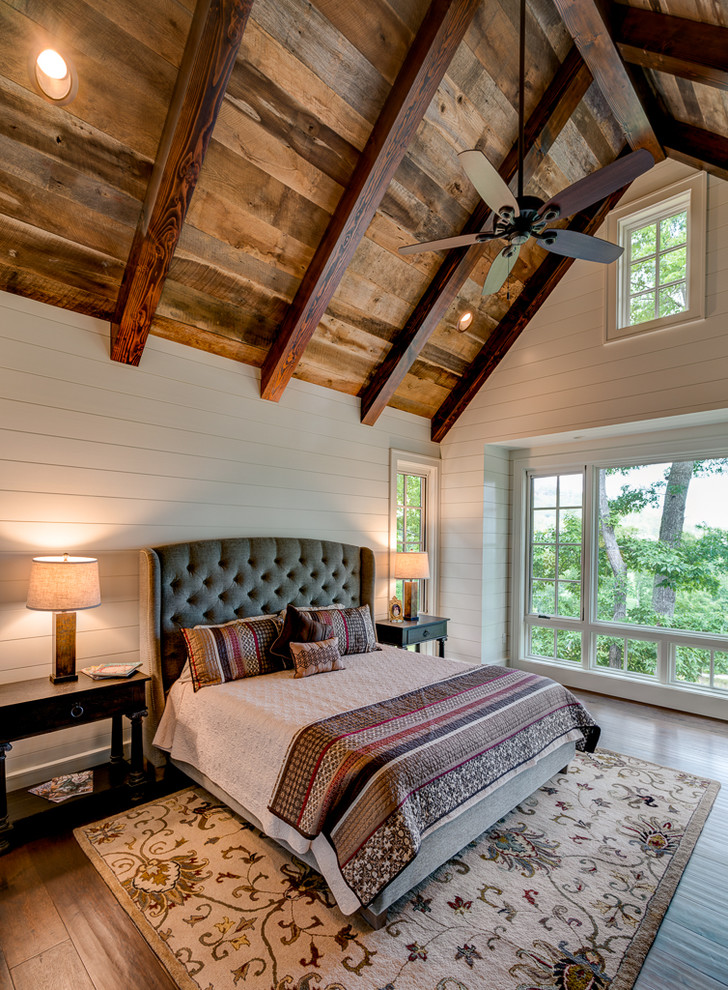 Inspiration för ett rustikt sovrum, med vita väggar, mörkt trägolv och brunt golv