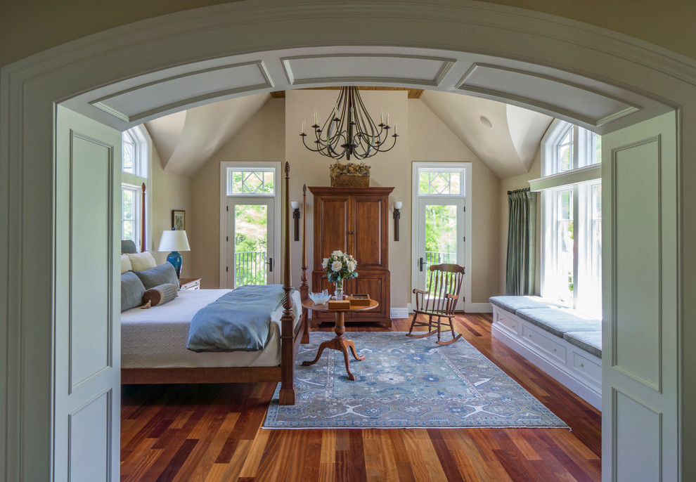 Klassisches Schlafzimmer ohne Kamin mit beiger Wandfarbe und braunem Holzboden in Miami