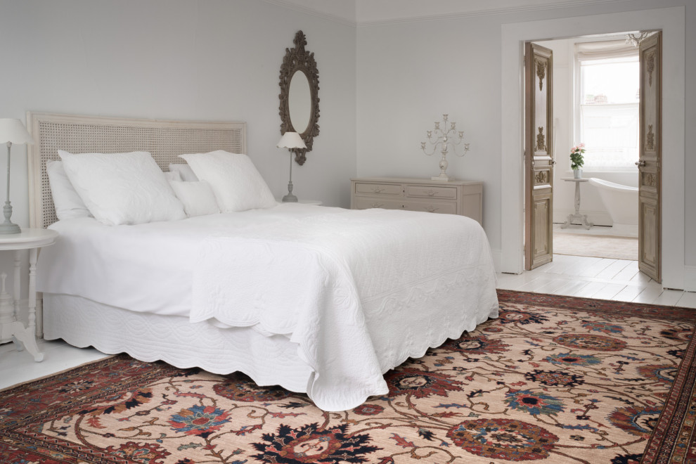 Foto de dormitorio principal romántico con paredes grises, suelo de madera pintada y suelo blanco