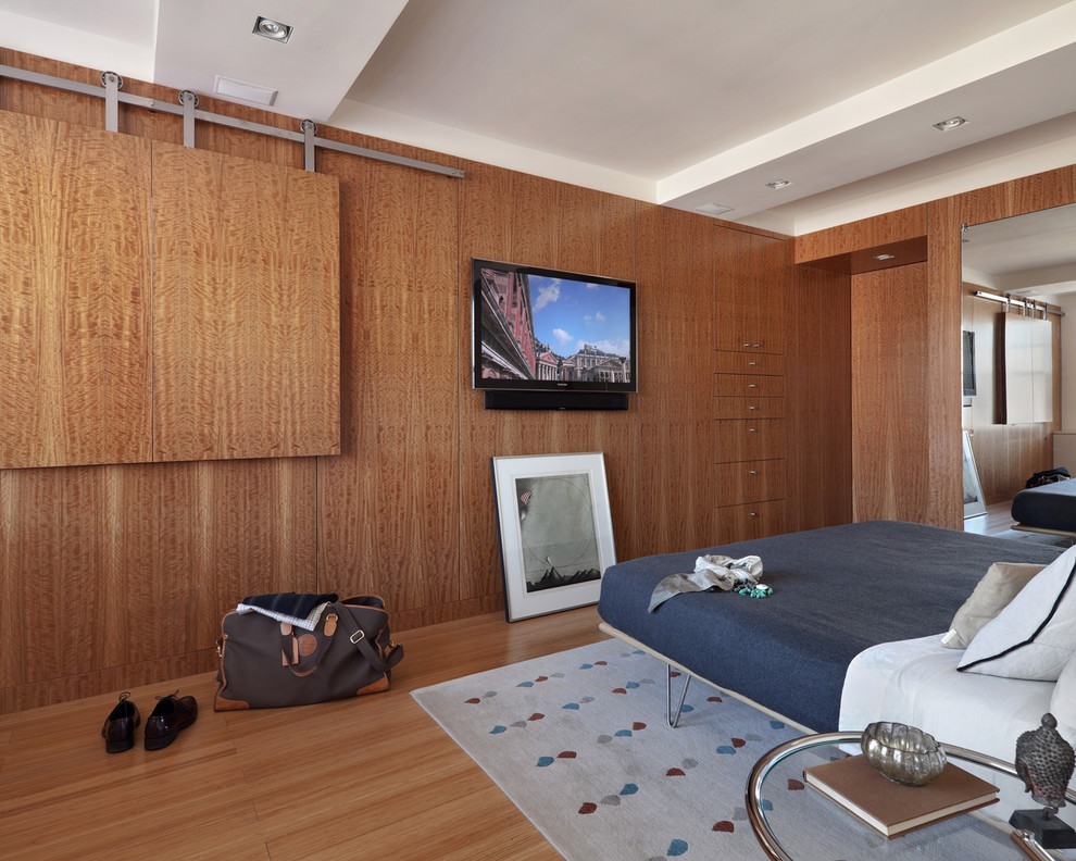 Ejemplo de dormitorio minimalista con paredes marrones y suelo de madera en tonos medios