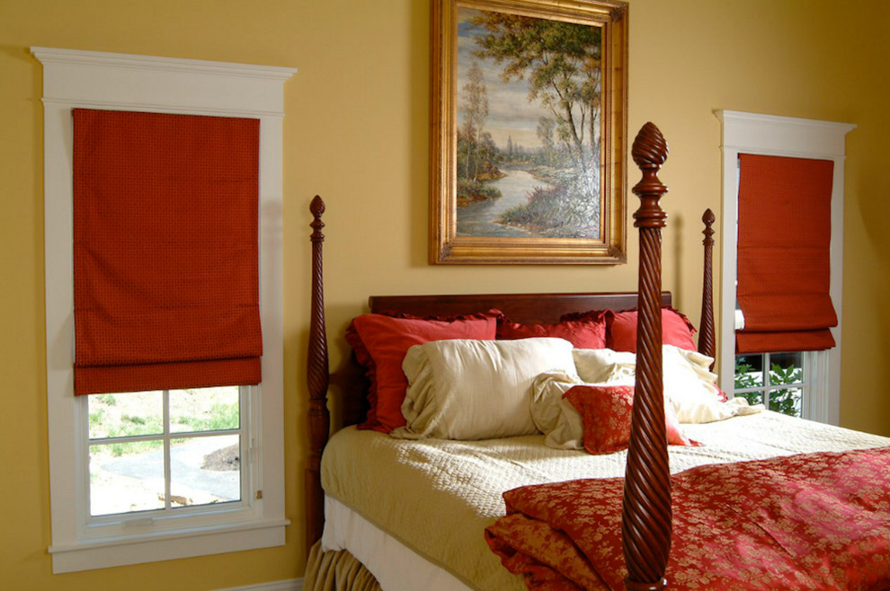 Источник вдохновения для домашнего уюта: большая хозяйская спальня в классическом стиле с желтыми стенами